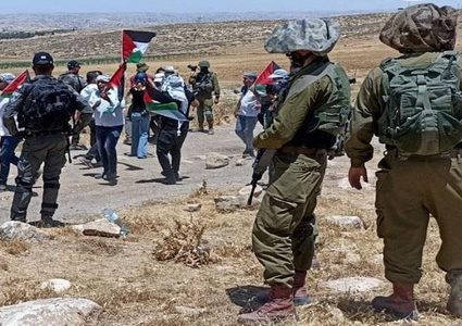 الاحتلال يحاصر متضامنين اجانب في قصرة