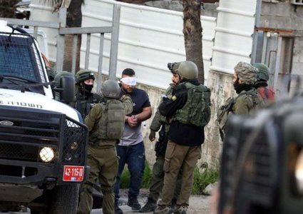 الاحتلال يعتقل شابين من المغير شرق رام الله