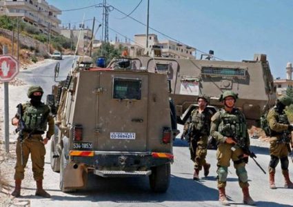 الاحتلال يعتقل عددا من المواطنين قرب حاجز ترقوميا العسكري