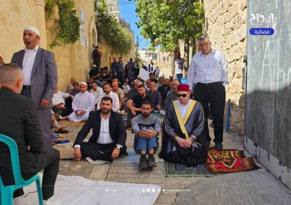 الاحتلال يمنع المواطنين من أداء وإقامة صلاة الجمعة في الحرم الإبراهيمي الشريف