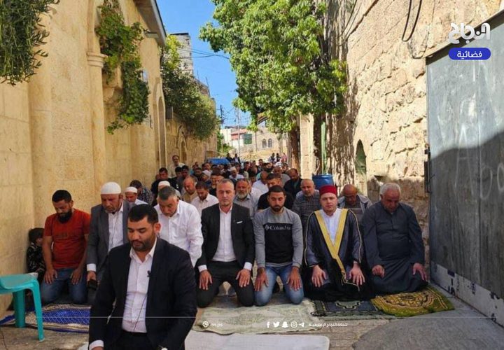 الاحتلال يمنع المواطنين من أداء وإقامة صلاة الجمعة في الحرم الإبراهيمي الشريف