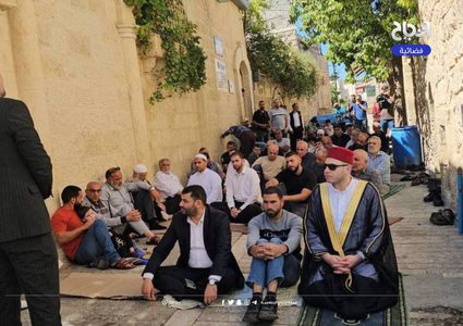 الاحتلال يمنع المواطنين من أداء وإقامة صلاة الجمعة في الحرم الإبراهيمي الشريف
