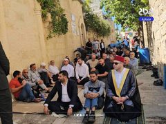 الاحتلال يمنع المواطنين من أداء وإقامة صلاة الجمعة في الحرم الإبراهيمي الشريف