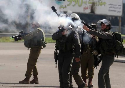 الاحتلال يطلق النار باتجاه مركبة على حاجز الحمرا العسكري