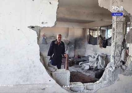 آثار الدمار جراء قصف الاحتـ..ـلال لمدرسة المفتي التي تؤوي نازحين في مخيم النصيرات وسط قطاع غزة