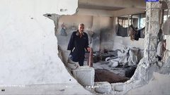 آثار الدمار جراء قصف الاحتـ..ـلال لمدرسة المفتي التي تؤوي نازحين في مخيم النصيرات وسط قطاع غزة