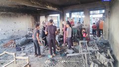 آثار الدمار جراء قصف الاحتـ..ـلال لمدرسة المفتي التي تؤوي نازحين في مخيم النصيرات وسط قطاع غزة