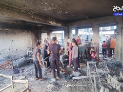 آثار الدمار جراء قصف الاحتـ..ـلال لمدرسة المفتي التي تؤوي نازحين في مخيم النصيرات وسط قطاع غزة