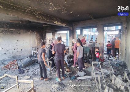 آثار الدمار جراء قصف الاحتـ..ـلال لمدرسة المفتي التي تؤوي نازحين في مخيم النصيرات وسط قطاع غزة