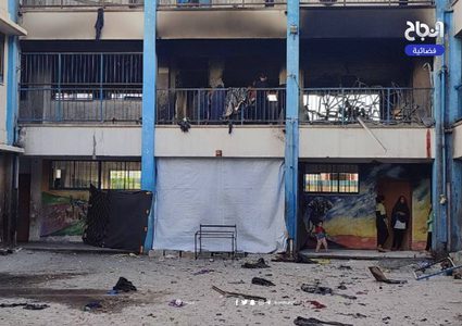 آثار الدمار جراء قصف الاحتـ..ـلال لمدرسة المفتي التي تؤوي نازحين في مخيم النصيرات وسط قطاع غزة