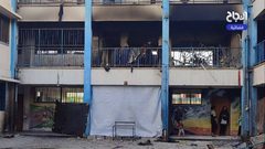 آثار الدمار جراء قصف الاحتـ..ـلال لمدرسة المفتي التي تؤوي نازحين في مخيم النصيرات وسط قطاع غزة