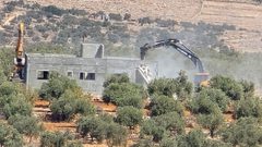 الاحتلال يهدم منزلا غرب سلفيت