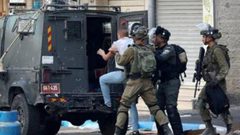 القدس: الاحتلال يعتقل شابا من الرام ويدمر محتويات منزل في شعفاط