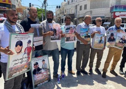 معتصمون في طولكرم يطالبون بوقف قمع المعتقلين والإفراج عنهم