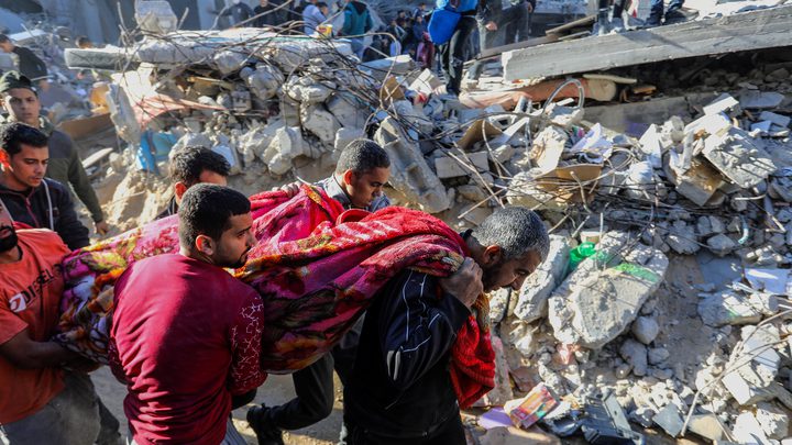 375 يوماً من الحرب على غزة: مجازر وتصعيد إسرائيلي وسط تزايد الضحايا والدمار