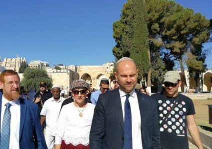 مستوطن يحتفل بزفافه داخل الأقصى