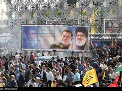 من تشييع الشهيد القائد في الحرس الثوري عباس نيلفروشان بالعاصمة الإيرانية طهران الذي ارتقى في قصف على الضاحية الجنوبية لبيروت برفقة الأمين العام لحزب الله حسن نصر الله