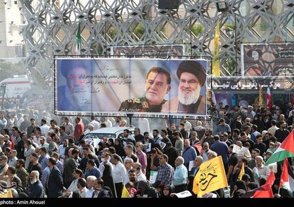 من تشييع الشهيد القائد في الحرس الثوري عباس نيلفروشان بالعاصمة الإيرانية طهران الذي ارتقى في قصف على الضاحية الجنوبية لبيروت برفقة الأمين العام لحزب الله حسن نصر الله