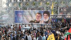 من تشييع الشهيد القائد في الحرس الثوري عباس نيلفروشان بالعاصمة الإيرانية طهران الذي ارتقى في قصف على الضاحية الجنوبية لبيروت برفقة الأمين العام لحزب الله حسن نصر الله