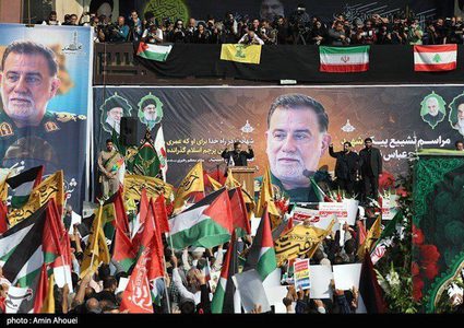 من تشييع الشهيد القائد في الحرس الثوري عباس نيلفروشان بالعاصمة الإيرانية طهران الذي ارتقى في قصف على الضاحية الجنوبية لبيروت برفقة الأمين العام لحزب الله حسن نصر الله