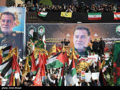 من تشييع الشهيد القائد في الحرس الثوري عباس نيلفروشان بالعاصمة الإيرانية طهران الذي ارتقى في قصف على الضاحية الجنوبية لبيروت برفقة الأمين العام لحزب الله حسن نصر الله