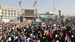 من تشييع الشهيد القائد في الحرس الثوري عباس نيلفروشان بالعاصمة الإيرانية طهران الذي ارتقى في قصف على الضاحية الجنوبية لبيروت برفقة الأمين العام لحزب الله حسن نصر الله