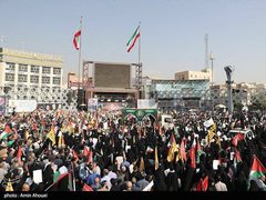 من تشييع الشهيد القائد في الحرس الثوري عباس نيلفروشان بالعاصمة الإيرانية طهران الذي ارتقى في قصف على الضاحية الجنوبية لبيروت برفقة الأمين العام لحزب الله حسن نصر الله