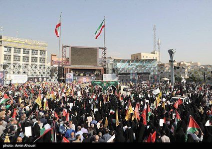 من تشييع الشهيد القائد في الحرس الثوري عباس نيلفروشان بالعاصمة الإيرانية طهران الذي ارتقى في قصف على الضاحية الجنوبية لبيروت برفقة الأمين العام لحزب الله حسن نصر الله