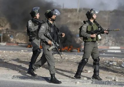 إصابة فتاة بالاختناق وشاب برضوض خلال اقتحام الاحتلال مخيم الجلزون