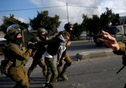 الاحتلال يعتدي على أربعة شبان بالضرب بعد احتجازهم في نابلس