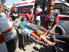 نقل عدد من الإصابات من بينها أطفال إلى مستشفى شهداء الأقصى بدير البلح