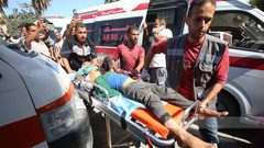 نقل عدد من الإصابات من بينها أطفال إلى مستشفى شهداء الأقصى بدير البلح