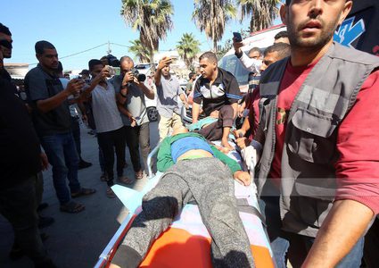 نقل عدد من الإصابات من بينها أطفال إلى مستشفى شهداء الأقصى بدير البلح