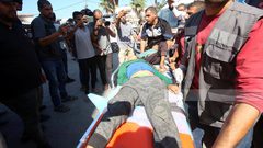 نقل عدد من الإصابات من بينها أطفال إلى مستشفى شهداء الأقصى بدير البلح