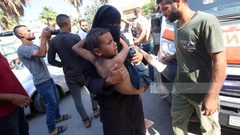 نقل عدد من الإصابات من بينها أطفال إلى مستشفى شهداء الأقصى بدير البلح