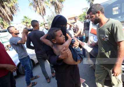 نقل عدد من الإصابات من بينها أطفال إلى مستشفى شهداء الأقصى بدير البلح