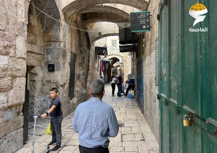 الاحتلال يفرغ البلدة القديمة بالقدس المحتلة تزامناً مع اقتحام المستوطنين للمسجد الأقصى المبارك في أول أيام "عيد العرش العبري"
