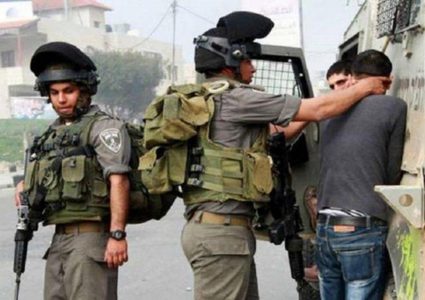 قوات الاحتلال تنكل بشاب في بيت لحم