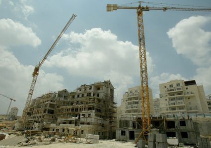 مستوطنون يقيمون بؤرة استيطانية شرق الخليل