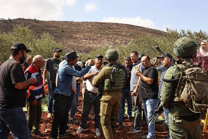 قوات الاحتلال تعتقل شقيقين خلال قطفهما ثمار الزيتون في الخضر