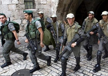 قوات الاحتلال تقتحم باب الزاوية وتغلق محلات وسط الخليل