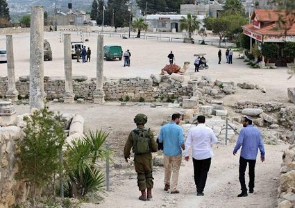 مستوطنون يقتحمون الموقع الأثري في سبسطية