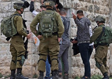 الاحتلال يعتقل مواطنا ونجله من قصرة جنوب نابلس