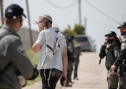 مستوطنون يختطفون طفلا ويعتدون عليه بالضرب في مسافر يطا