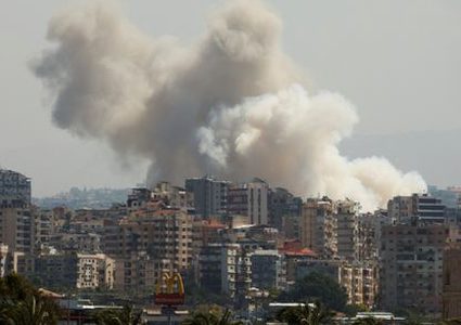 حزب الله يستهدف تل أبيب ويعطل مطار بن غوريون وغارات جديدة على لبنان