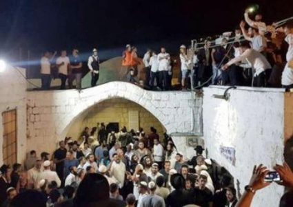 مستعمرون يقتحمون مقام يوسف في نابلس