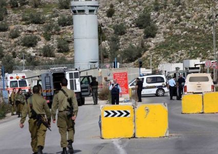 الاحتلال ينصب حاجزا عسكريا على مدخل النبي صالح