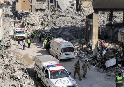 لبنان: 8 شهداء مسعفين ما زالوا في سيارات الإسعاف والاحتلال يمنع انتشالهم