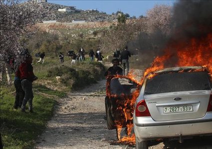 مستوطنون يحرقون مركبة مواطن أثناء قطف الزيتون في قبلان