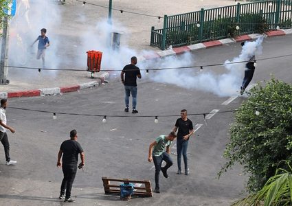 إصابات بالاختناق جراء إلقاء الغاز السام باتجاه مدرسة العروب الثانوية